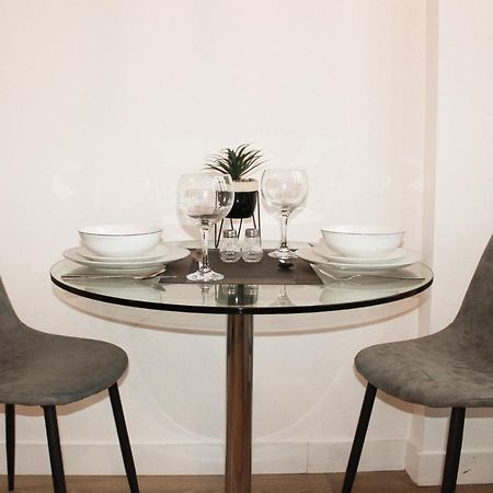 Modern Luxury Serviced Duplex Apartments By Repose- 150 Metro Court, ウェスト・ブロミッチ エクステリア 写真