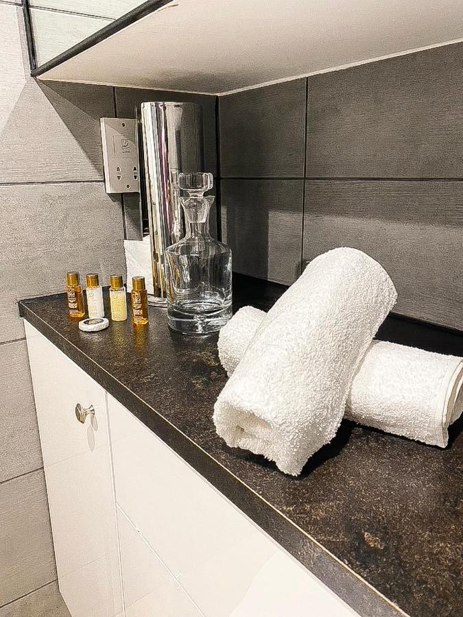 Modern Luxury Serviced Duplex Apartments By Repose- 150 Metro Court, ウェスト・ブロミッチ エクステリア 写真