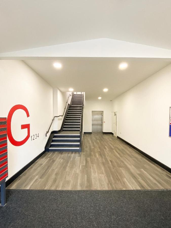Modern Luxury Serviced Duplex Apartments By Repose- 150 Metro Court, ウェスト・ブロミッチ エクステリア 写真