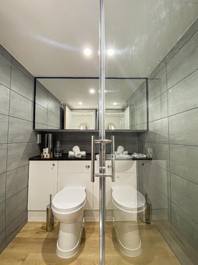 Modern Luxury Serviced Duplex Apartments By Repose- 150 Metro Court, ウェスト・ブロミッチ エクステリア 写真
