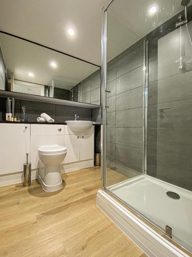 Modern Luxury Serviced Duplex Apartments By Repose- 150 Metro Court, ウェスト・ブロミッチ エクステリア 写真