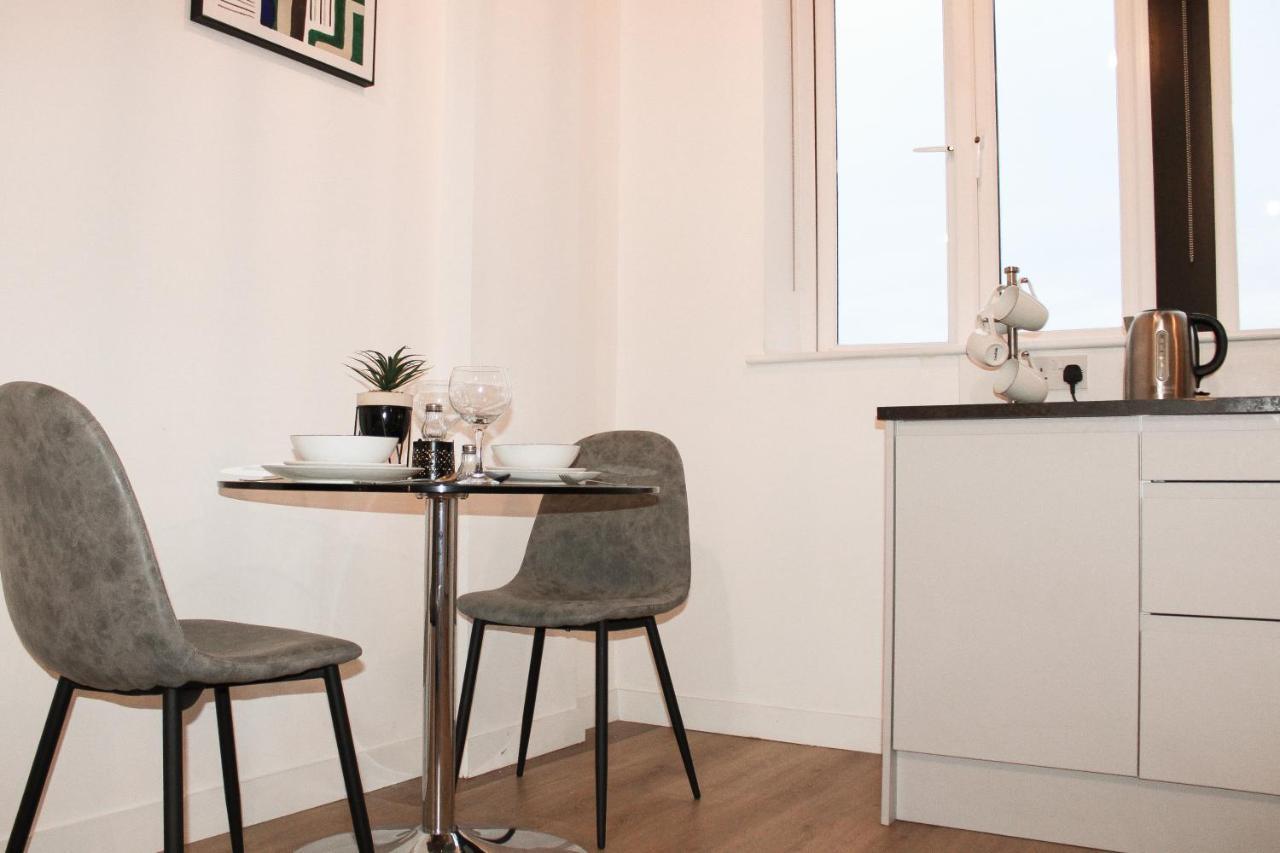 Modern Luxury Serviced Duplex Apartments By Repose- 150 Metro Court, ウェスト・ブロミッチ エクステリア 写真