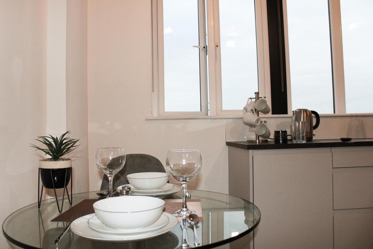 Modern Luxury Serviced Duplex Apartments By Repose- 150 Metro Court, ウェスト・ブロミッチ エクステリア 写真