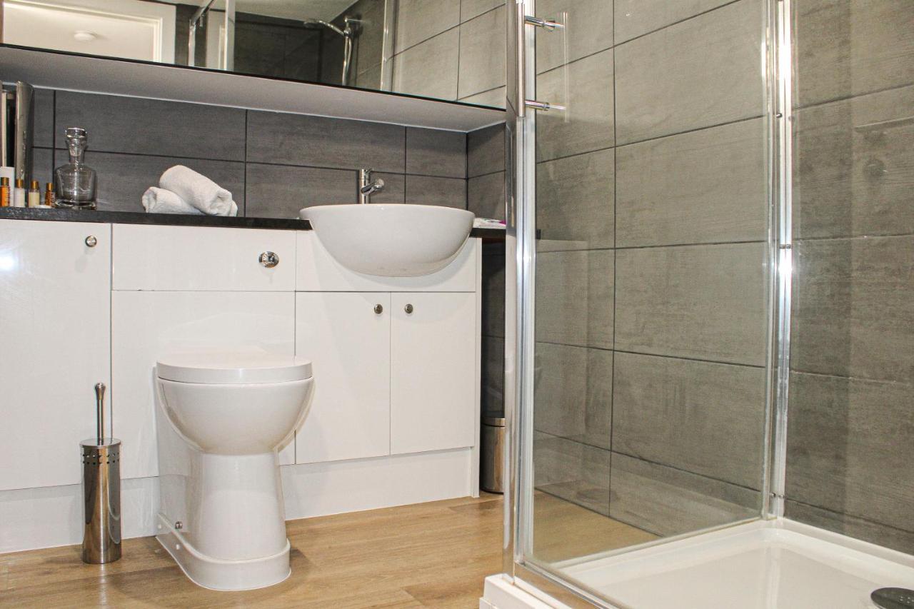 Modern Luxury Serviced Duplex Apartments By Repose- 150 Metro Court, ウェスト・ブロミッチ エクステリア 写真