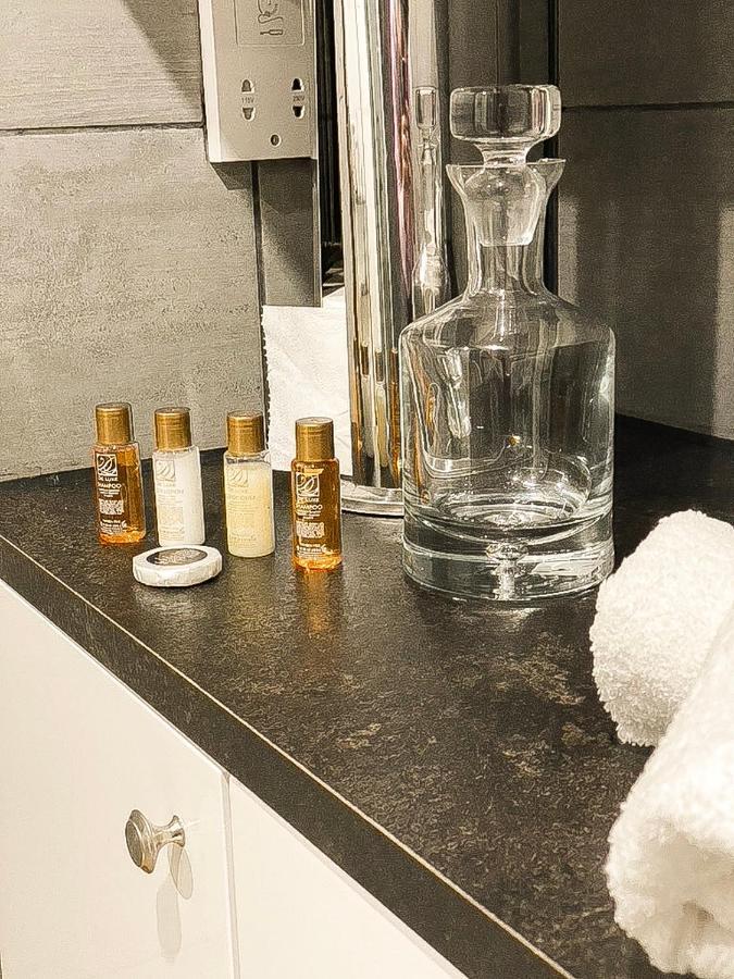 Modern Luxury Serviced Duplex Apartments By Repose- 150 Metro Court, ウェスト・ブロミッチ エクステリア 写真